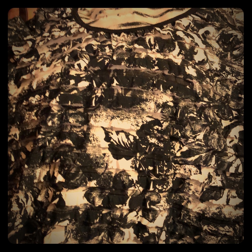 Very stretchy cute roses shirt